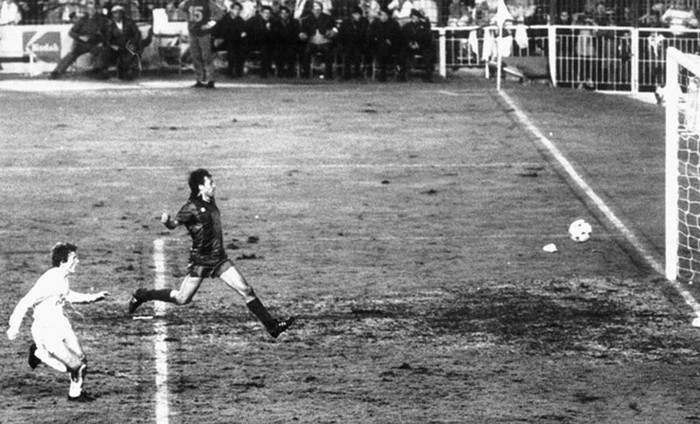 Con mồi của Bầy kền kền: Emilio Butragueno ghi bàn thứ 3 trong chiến thắng của Real vào tháng 3 năm 1986. Đây được coi là trận đấu đánh dấu sự ra đời của nhóm 4 cầu thủ lừng danh trong lịch sử có biệt danh “Bầy kền kền” (Manolo Sanchís, Martín Vázquez, Míchel và Miguel Pardeza)