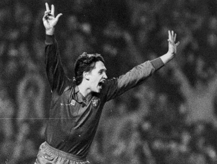 Gary Lineker trở thành cầu thủ Anh đầu tiên ghi một cú hat-trick trong trận El Clasico tháng 1/1987. Real thắng 5-0 nhờ công của Lineker, Jorge Valdano và Hugo Sanchez.