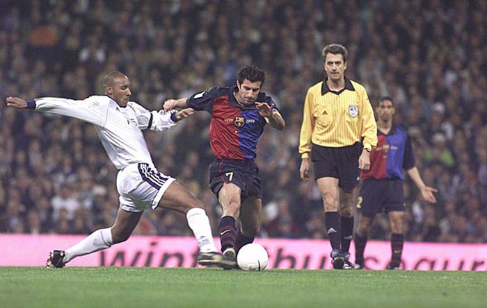 El Clasico cuối cùng của Figo trong màu áo Barcelona mùa 1999-2000. Không ai nghĩ ra được rằng sau đó Figo trở thành một Judas.