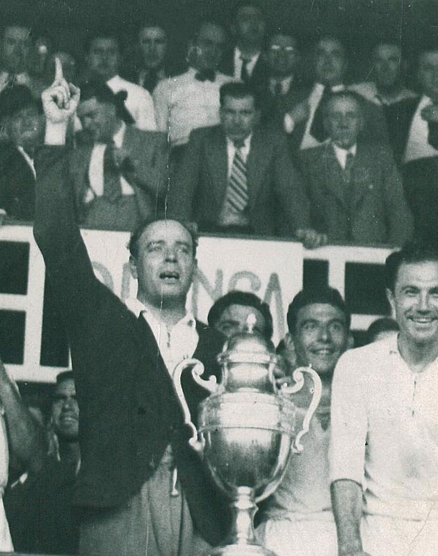Ricardo Zamora, thủ môn vĩ đại của bóng đá TBN, khởi đầu sự nghiệp ở Barca trước khi chuyển sang Real và đoạt cúp Cộng hòa sau khi đánh bại đội bóng cũ. Zamora được coi là kẻ phản bội nổi tiếng đầu tiên trong lịch sử El Clasico.