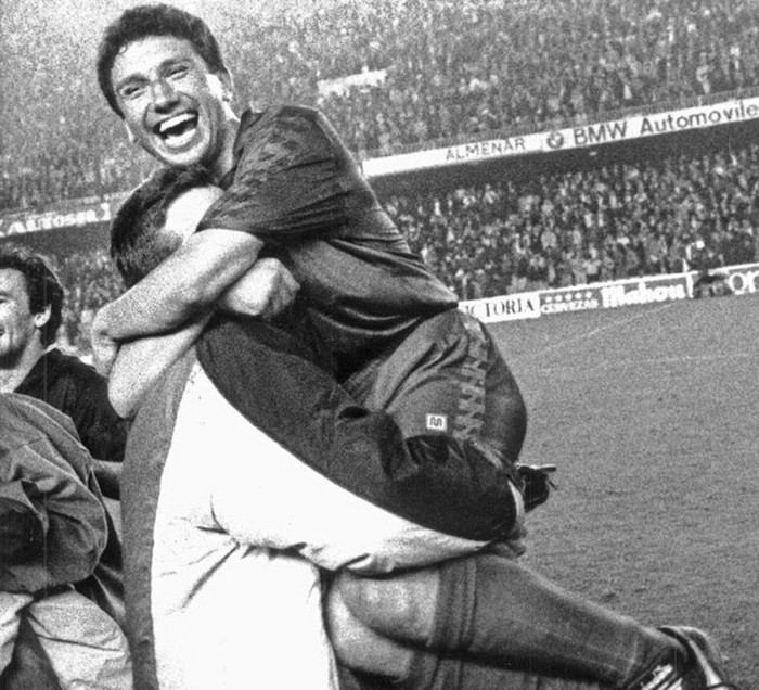 Phù thủy xứ La Seca: Eusebio Sacristan không thể giấu nổi niềm vui chiến thắng trong trận chung kết Cúp nhà vua năm 1990. Amor và Julio Salinas lập công để mang lại chiến thắng 2-0 cho Barca.