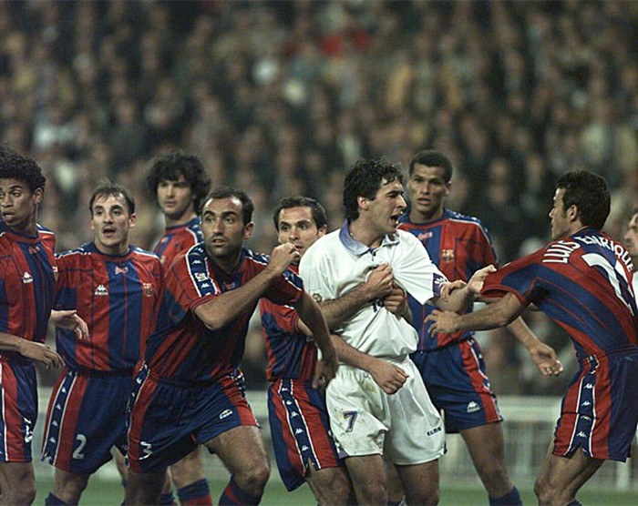 Nỗi sợ không vô cớ: Raul là cơn ác mộng của Barcelona trong thời kỳ đỉnh cao của mình. Bức ảnh này là một minh chứng: có tới 7 cầu thủ Barca vây quanh để ngăn cản “số 7” ghi bàn.