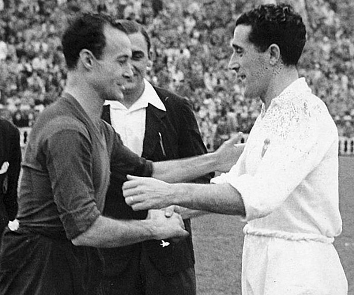 César (trái) của Barca và Ipina của Real bắt tay nhau trước trận đấu kinh điển của mùa 1948-49. Trên sân đấu sự nhã nhặn đó không còn khi đội trưởng César đưa Barca tới chiến thắng 3-1, và ông cũng trở thành Vua phá lưới của mùa giải.