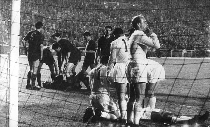 Hai cầu thủ mỗi đội va chạm nhau và bất tỉnh trên sân, Di Stefano huýt sáo gọi nhân viên y tế đưa họ ra ngoài đường pitch trong trận đấu ở Bernabeu mùa 1957-58. Real thắng 3-0.