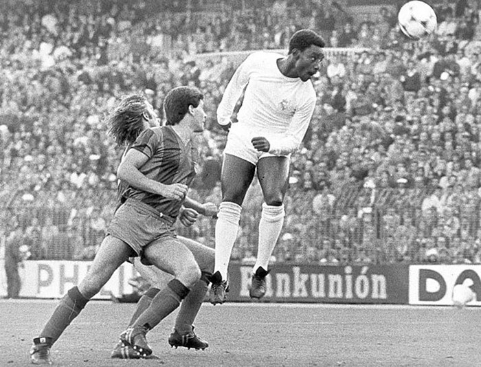 Laurie Cunningham là cầu thủ Anh đầu tiên có mặt trong trận El Clasico. Dù không tỏa sáng như kỳ vọng, nhưng anh vẫn kịp để lại cho fan Real ký ức đẹp đẽ về chiến thắng 2-0 mùa 1979-80.