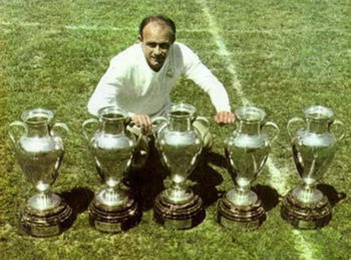 Alfredo Di Stefano: Ghi ngay 4 bàn trong chiến thắng 5-0 ở trận El Clasico đầu tiên trong màu áo Real năm 1953. Stefano ngay lập tức trở thành biểu tượng của sân Bernabeu sau đó