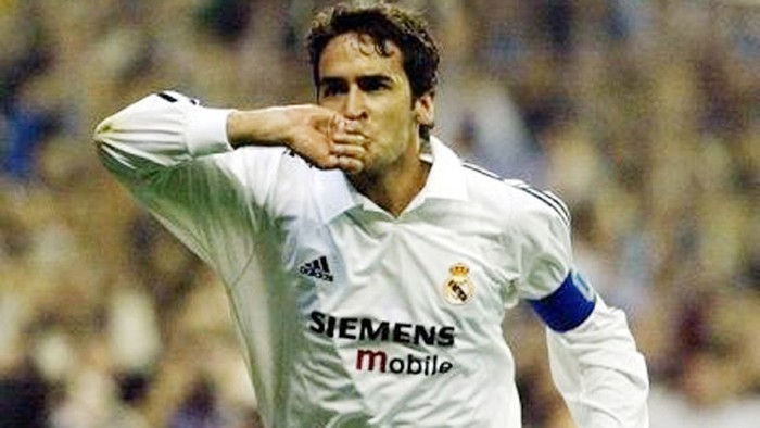 Raul (20/9/1998, Santiago Bernabeu, Real Madrid 2-2 Barcelona; 14/10/1999, Camp Nou, Barcelona 2-2 Real Madrid; 4/3/2001, Santiago Bernabeu, Real Madrid 2-2 Barcelona): Chúa nhẫn chính là cầu thủ để lại dấu ấn đậm nét nhất trong lịch sử Clasico. Tiền đạo này đã có tới 3 cú đúp vào lưới Barca vào tháng 9/1998, tháng 10/1999 và tháng 3/2001, một điều đặc biệt là tất cả những trận đấu đó đều kết thúc với tý số hòa.