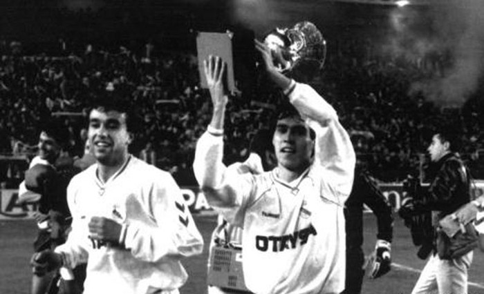 Santiago Aragon (phải) có thể không phải là một cầu thủ nổi tiếng trong lịch sử Real, nhưng chỉ riêng cú bấm bóng kinh điển qua đầu Zubizarreta tại trận chung kết Siêu cúp TBN năm 1990 là đủ để anh được lưu danh
