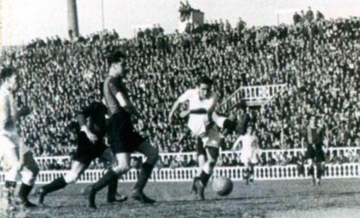 Rafael Morera Lopez (17/2/1929, Les Corts, Barcelona 1-2 Real Madrid): Lopez chính là người đặt những dấu ấn đầu tiên trong lịch sử của El Clasico. Với một cú đúp chia đều cho mỗi hiệp, tiền đạo này đã mang chiến thắng về cho Club Blanco.