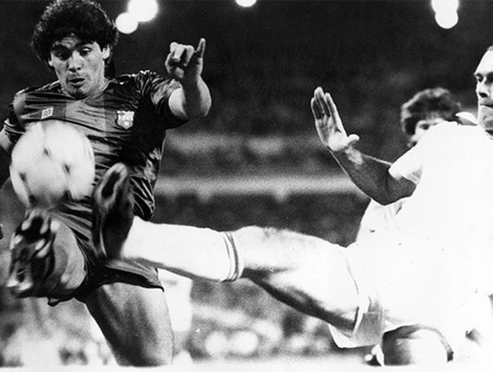 3. Diego Maradona (2/1984, Real 2-1 Barca): Ghi một bàn thắng kinh điển khi dốc bóng 50m, vượt qua thủ môn và nhẹ nhàng đánh lừa nốt một hậu vệ Real ngay trước cầu môn trống để ghi bàn. "Cậu bé Vàng" là danh thủ đầu tiên của Barca được khán giả Bernabeu tán thưởng sau trận đấu.