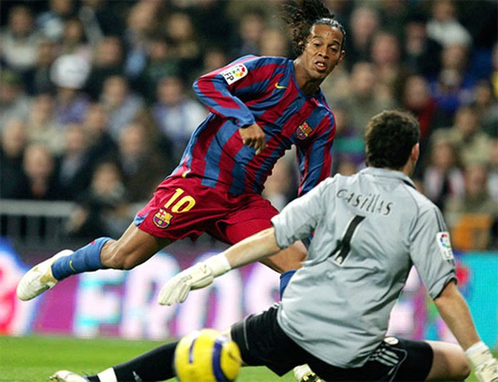 7. Ronaldinho (11/2005, Real 3-0 Barca ): Trước hơn 500 triệu khán giả truyền hình trên toàn thế giới, Ronaldinho đã lập một hat-trick giúp Barca thắng hết sức thuyết phục tại Bernabeu.