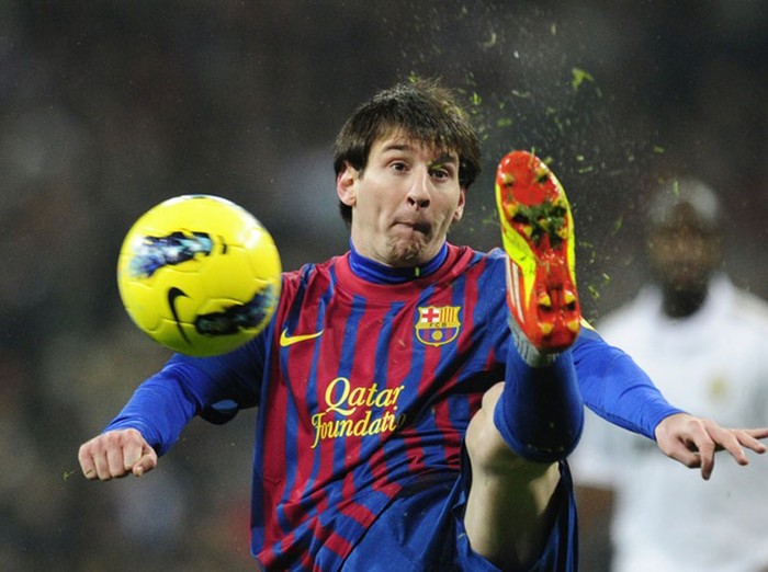 Cuối hiệp 1, trọng tài suýt nữa rút thẻ vàng thứ hai với Messi sau một pha phạm lỗi, nhưng lại quyết định đổi ý