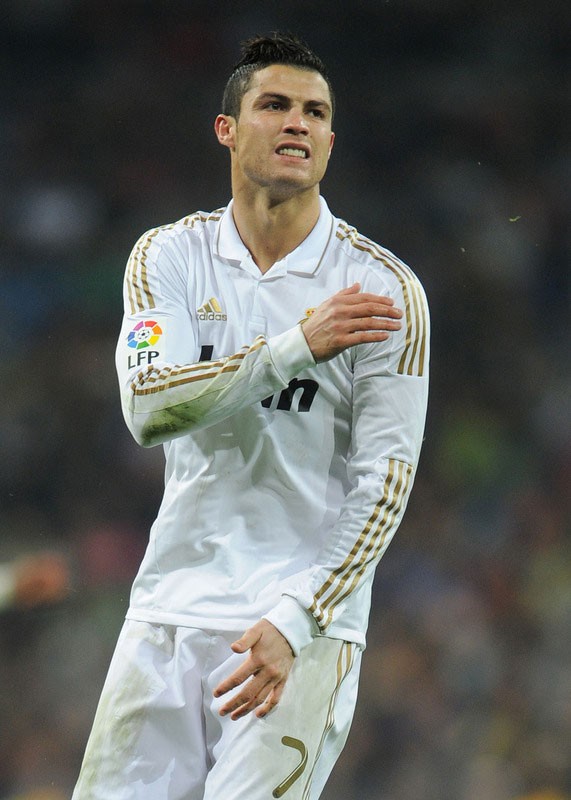 Ronaldo lặng im nuối tiếc sau cú đánh đầu cận thành không trúng đích ở phút 65