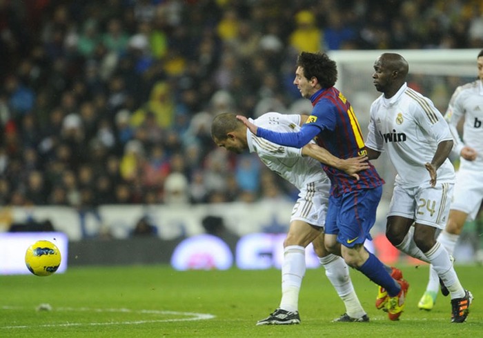 Pepe che người để ngăn cản bằng được Lionel Messi