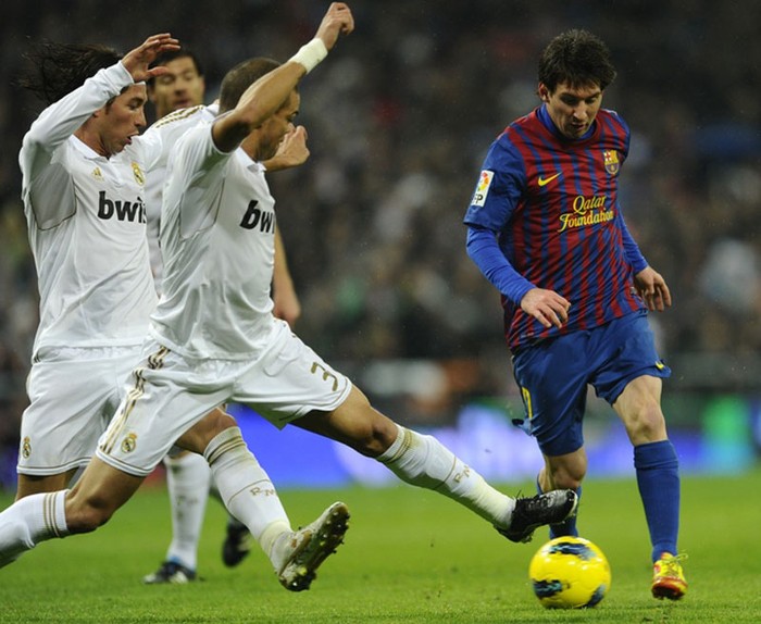 Pepe hôm nay được giao nhiệm vụ khóa chặt Messi