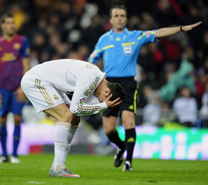 Ronaldo bỏ lỡ một cơ hội trong hiệp 1