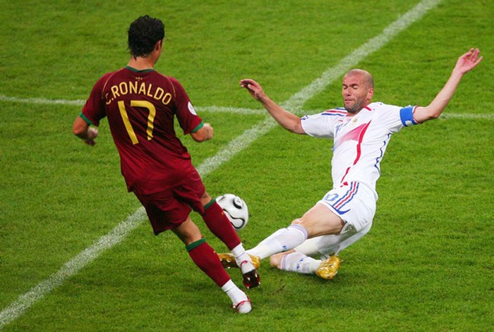2. Bồ Đào Nha 0-1 Pháp, bán kết World Cup 2006: Ronaldo khiến fan của ĐT Anh tức giận khi góp phần giúp đồng đội Rooney ở MU nhận thẻ đỏ. Ở trận bán kết, CĐV Tam Sư la ó anh “nhiệt tình” khiến CR7 có những quả tạt và dứt điểm kém chuẩn xác, còn những pha đi bóng biểu diễn thì chẳng tới đâu.