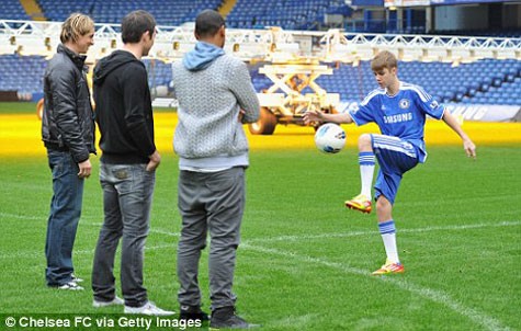 Justin Bieber khoác áo Chelsea và ghi một bàn vào lưới... Frank Lampard