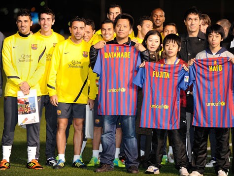 Các cầu thủ Barca chụp ảnh cùng các em nhỏ tại cô nhi viện Yokohama