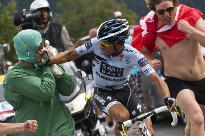Cua-rơ người TBN Alberto Contador đấm một người hâm mộ trong trang phục bác sĩ trong chặng thứ 19 của Tour de France 2011. Bức ảnh chụp ngày 22/7/2011.