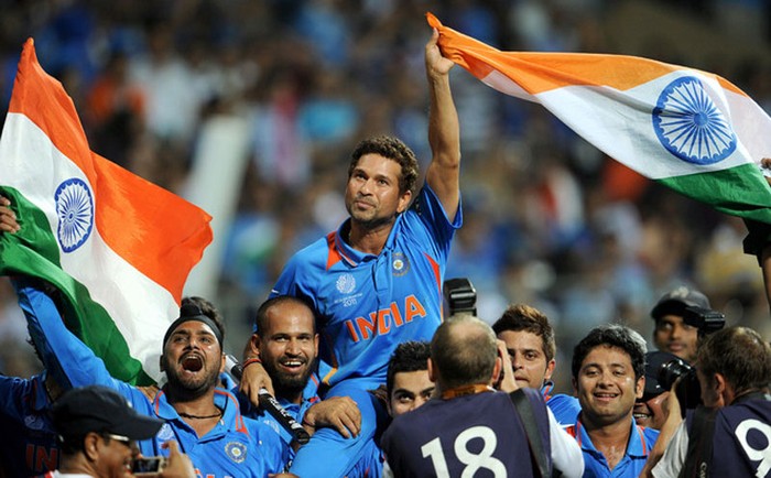 Sachin Tendulkar của đội tuyển cricket Ấn Độ (trên) ăn mừng chiến thắng chức vô địch cricket thế giới tại Mumbai, Ấn Độ sau khi đánh bại Sri Lanka. Ảnh chụp ngày 2/4/2011.