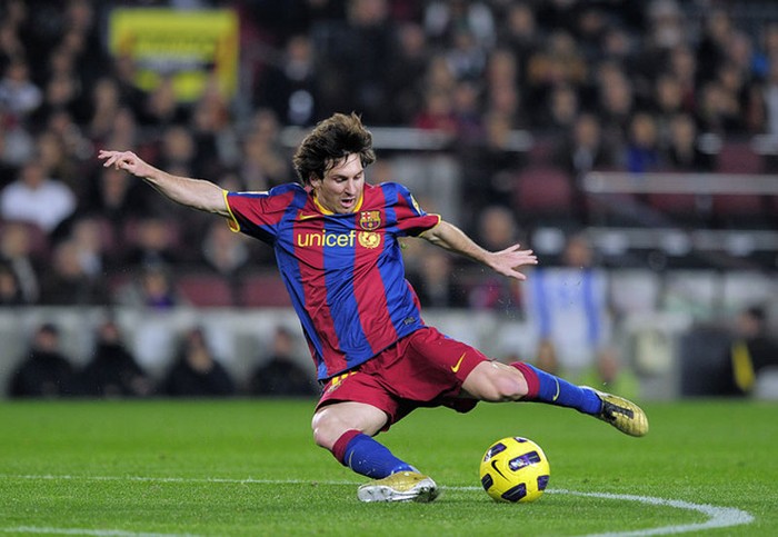 Lionel Messi của Barcelona thực hiện một cú đá trong trận gặp Real Betis thuộc khuôn khổ Cúp nhà Vua ngày 12/1/2011 tại sân Nou Camp, Barcelona. Đây là hình ảnh thứ 3 về Barcelona trong serie 9 ảnh này.