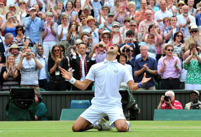 Tay vợt người Serbia, Novak Djokovic gào to ăn mừng thắng lợi kịch tính 7-6, 6-2 và 6-7 trước Jo-Wilfred Tsonga (Pháp) trong trận bán kết đơn nam Wimbledon. Bức ảnh chụp ngày 1/7/2011.