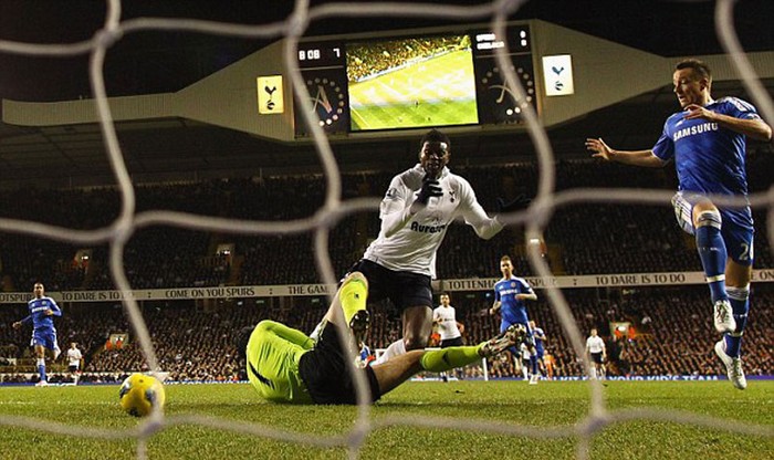 Và sự khởi đầu của Chelsea đã không được như ý khi Adebayor đánh bại Petr Cech ở phút thứ 7