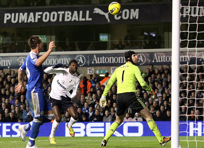 Adebayor rơi vào thế việt vị trong lần thứ hai đưa được bóng vào lưới đội khách