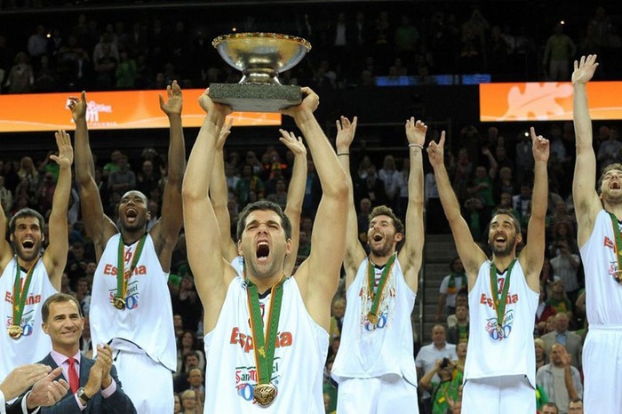 Felipe Reyes nâng cao chức vô địch bóng rổ châu Âu cùng các đồng đội của ĐT TBN sau khi đánh bại Pháp 98-85
