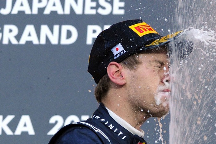Sebastian Vettel trên bục nhận chức vô địch F1 thế giới 2011 tại Nhật Bản