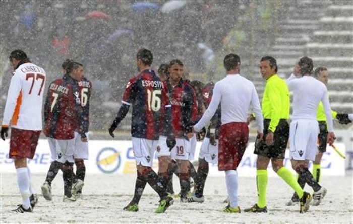 Mới đá được 10 phút, các cầu thủ Roma lẫn Bologna đã phải rời sân