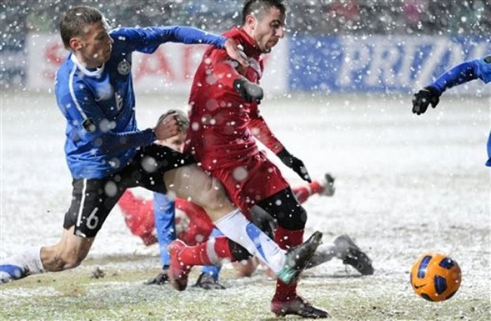 Estonia và Serbia vật lộn trong tuyết ở vòng loại EURO 2012