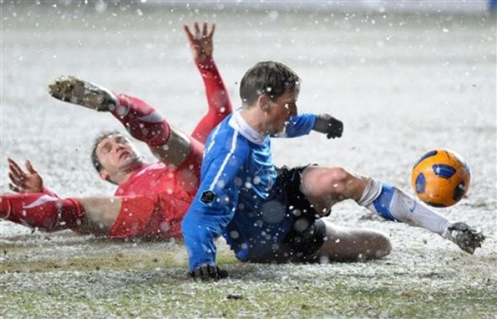 Dù tuyết rơi phủ phần lớn mặt sân, các cầu thủ đã cố gắng thi đấu