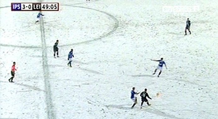 Leicester thắng 3-0, nhưng trọng tài chính bị chửi bới vì không phân biệt được tuyết với đường biên