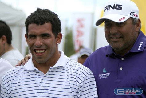 Carlos Tevez đang bận đánh golf ở Argentina