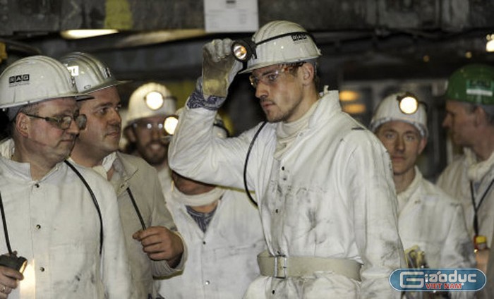 Họ tìm hiểu hoạt động của công nhân mỏ than cũng như sự hâm mộ với bóng đá