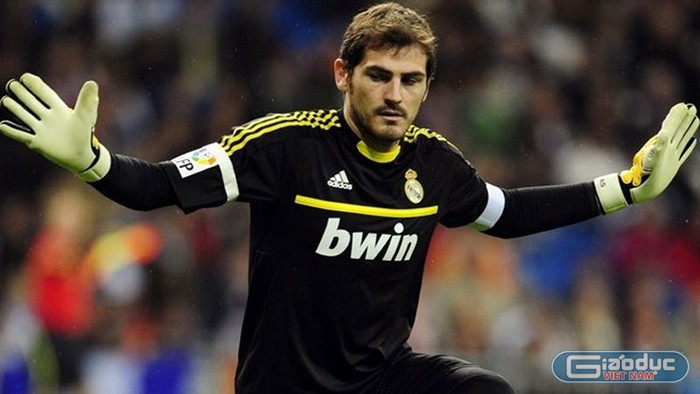 Iker Casillas (Real Madrid - TBN)) 5 năm liên tiếp góp mặt trong đội hình này
