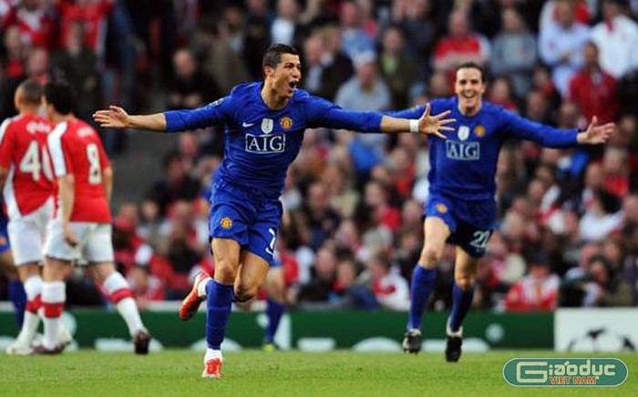 9. 5/5/2009, Arsenal 1-3 Manchester United: "Ngày thứ Ba đen" của fan Arsenal. Arsenal bị dẫn trước 0-1 ở Old Trafford trong trận lượt đi bán kết Champions League. Khi được trở về nhà, họ còn tồi tệ hơn khi Kieran Gibbs trượt chân để Park Ji-Sung mở tỷ số. Ronaldo với một cú đá phạt cực mạnh và một pha phản công khiến bàn thắng muộn của Van Persie thành vô nghĩa, và MU đá trận chung kết châu Âu với Barca
