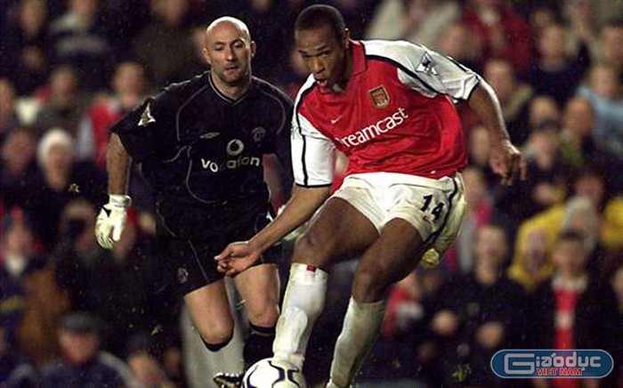 1. 25/11/2001, Arsenal 3-1 Manchester United : Một trong những dấu ấn đáng quên nhất trong sự nghiệp của thủ môn lập dị Fabien Barthez. 10 phút cuối trận, hai bên hòa nhau 1-1, Barthez chuyền thẳng vào chân Thierry Henry để đồng hương này gỡ hòa. Và ngay sau đó, một đường chuyền về của đồng đội bị Barthez sút hụt, tạo điều kiện để Henry kết liễu MU.