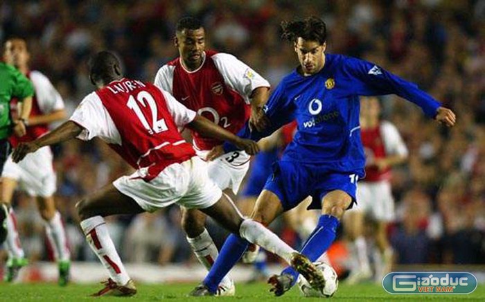 3. 16/4/2003, Arsenal 2-2 Manchester United: Trận đấu được coi là quyết định chức vô địch của mùa giải với lợi thế của Arsenal. Van Nistelrooy mở tỷ số sớm nhưng cú đúp của Henry xoay chuyển tình thế. Ryan Giggs đánh đầu gỡ hòa và nối tiếp sau đó là chiếc thẻ đỏ của Sol Campbell, khiến những phút cuối căng thẳng đến đau tim với những pha tấn công của MU. Dù hòa 2-2, nhưng Alex Ferguson vẫn mỉm cười, và ông đã đúng khi Arsenal ở vòng cuối ngã ngựa trước Bolton, trao chức vô địch vào tay kình địch.