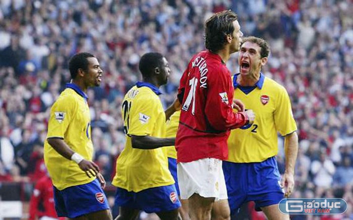 4. 21/9/2003, Manchester United 0-0 Arsenal: Arsenal bất bại cho đến trước khi trận đấu bắt đầu. Chuỗi trận đó, và cả lịch sử Premier League, suýt nữa đã thay đổi khi Martin Keown đốn ngã Diego Forlan trong vòng cấm. Nhưng Van Nistelrooy, bị rối vì những động tác múa may của Jens Lehmann, sút trúng vào xà ngang. Và phần còn lại là lịch sử, Arsenal vô địch Premier League mùa 2003-04 bất bại