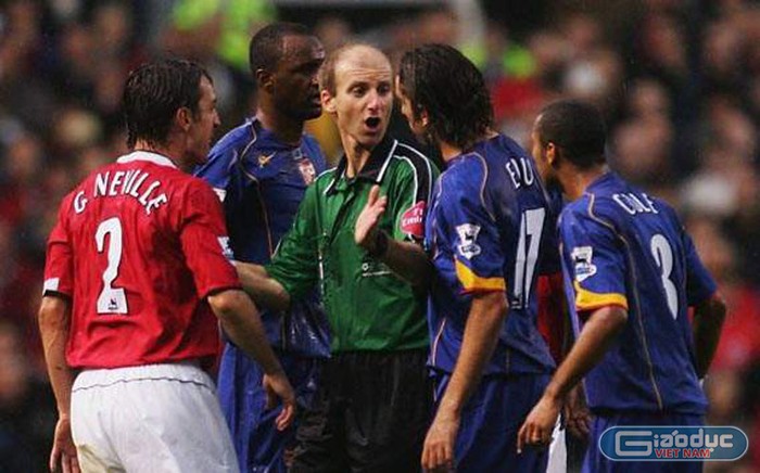 5. 24/10/2004, Manchester United 2-0 Arsenal: Một năm sau, Arsenal trở lại Old Trafford và họ vẫn đang bất bại, thậm chí đã tiệm cận con số 50. Trước khi trận đấu kết thúc 20 phút, Rooney ngã một cách dễ dàng trong vòng cấm do lỗi của Sol Campbell, và trọng tài Mike Riley gây tranh cãi khi thưởng cho MU quả phạt đền. Van Nistelrooy lần này hạ gục Lehmann để chấm dứt chuỗi bất bại của Arsenal ở con số 49.