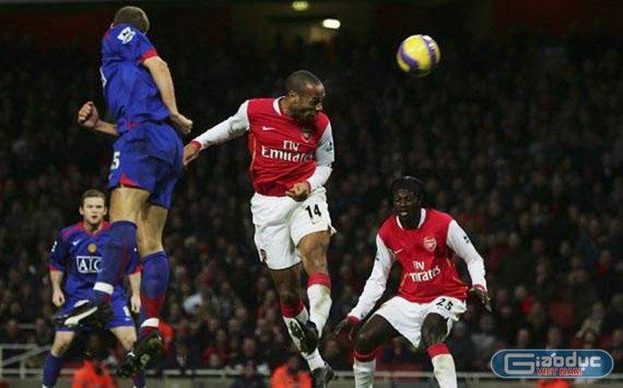 8. 21/1.2007, Arsenal 2-1 Manchester United: Rooney mang lại lợi thế dẫn bàn cho MU trong 10 phút cuối sau pha ngã vờ. Tuy nhiên chỉ 3 phút sau Robin Van Persie vào sân và ngay lập tức gỡ hòa. Và trong pha tạt bóng cuối cùng của Adebayor, Henry đánh đầu để mang lại 3 điểm cho Arsenal một cách gay cấn