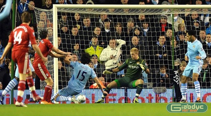 Với lợi thế dẫn trước 1-0, Liverpool không những không lùi sâu mà còn chơi ép sân, với cú đá bị Joe Hart cản phá của Jose Enrique.