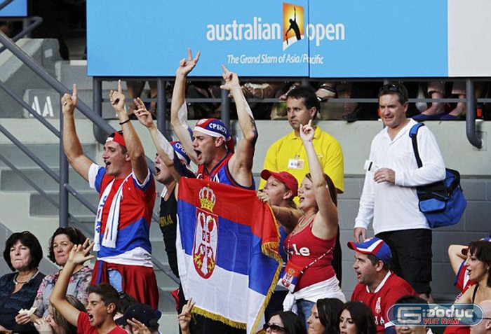 Các CĐV Serbia trên khán đài ủng hộ cho Djokovic