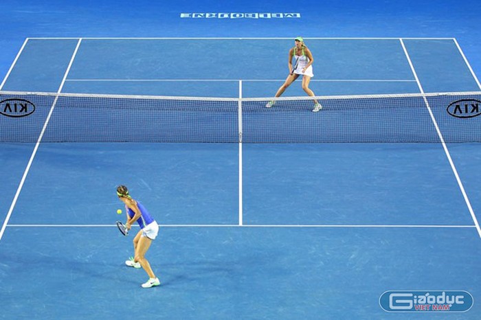 Sự tự tin trở lại với tay vợt người Belarus khi Azarenka vượt lên dẫn trước Sharapova 3-2 nhờ lối đánh phong phú