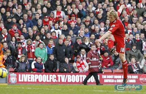 Dirk Kuyt mang lại chiến thắng cho Liverpool 6 phút trước khi trận đấu kết thúc