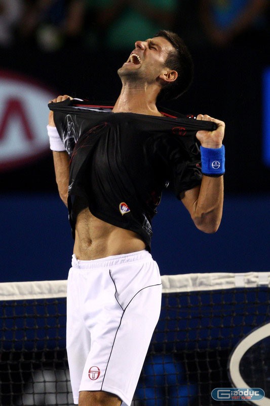 Djokovic xé áo ăn mừng thắng lợi vô cùng kịch tính mà anh vừa trải qua. Australia Open 2012 chứng kiến Nole một lần nữa mang lại cho khán giả những giây phút hồi hộp nhất, đầu tiên là trận bán kết căng thẳng với Andy Murray, và với Rafael Nadal trong trận chung kết