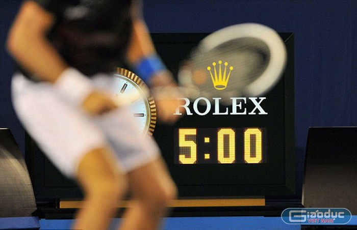 Bất chấp sự xuống sức rõ rệt, tay vợt người Serbia vẫn suýt giành được một break point nữa trước khi Nadal thoát hiểm với một cú giao bóng cực mạnh. 5-5 và trận đấu đã phá vỡ kỷ lục về thời lượng trong lịch sử Australia Open